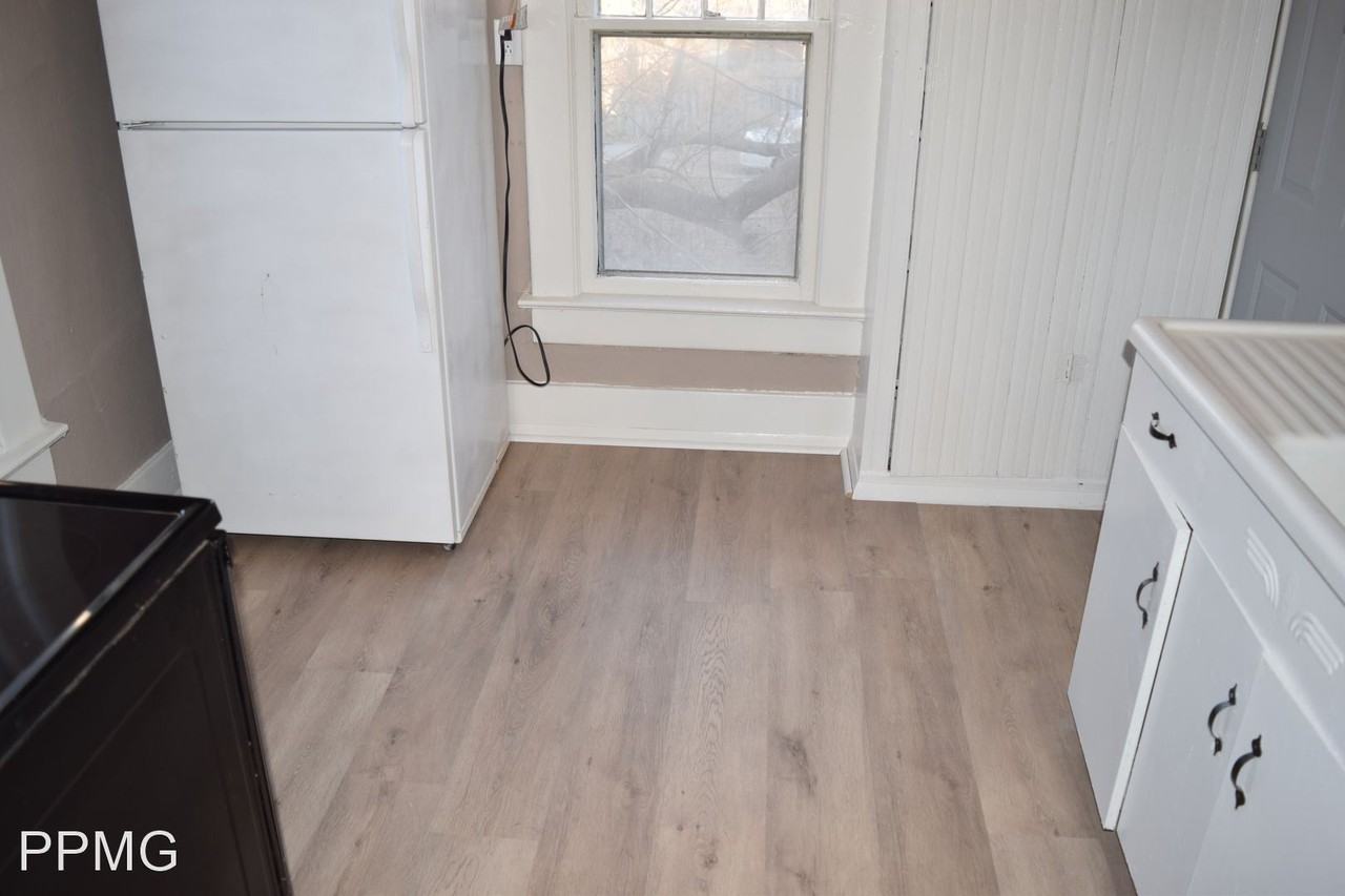 910 West 3rd Street - Photo 3 of 11