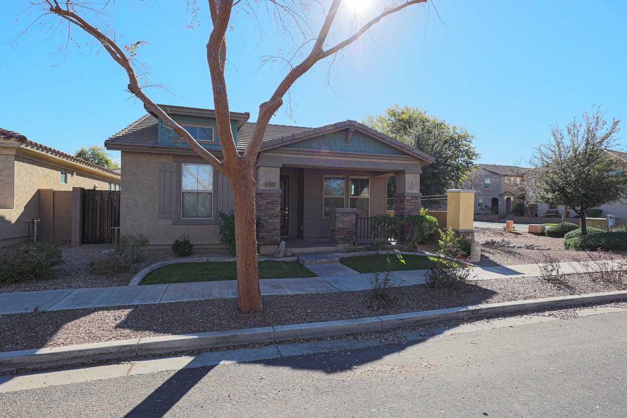 3413 E Betsy Ln - Photo 3 of 32