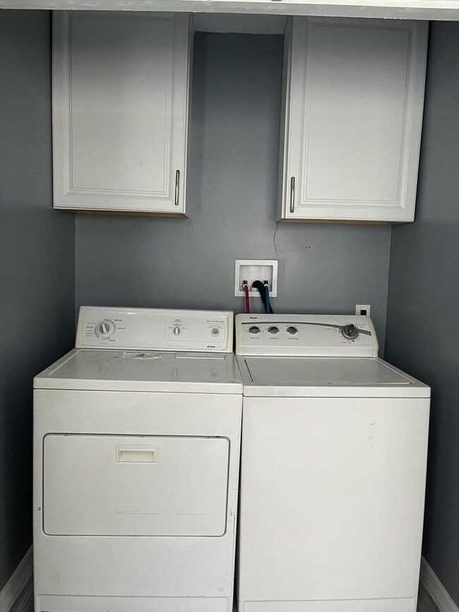 2524 Hiland St - Photo 3 of 10