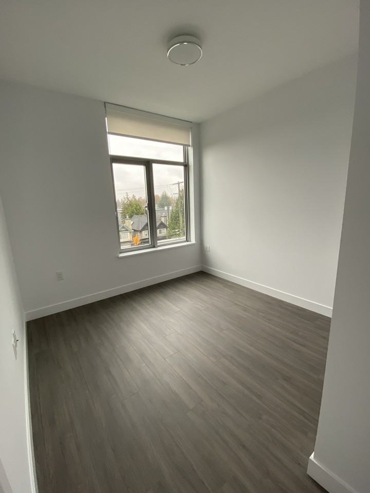 523 King Edward Ave W - Photo 3 of 4