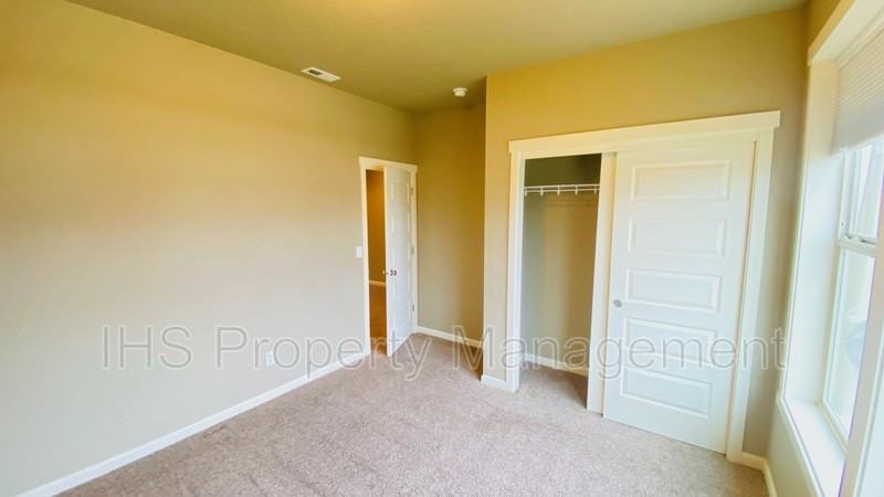 3907 Charleston Ln - Photo 4 of 20