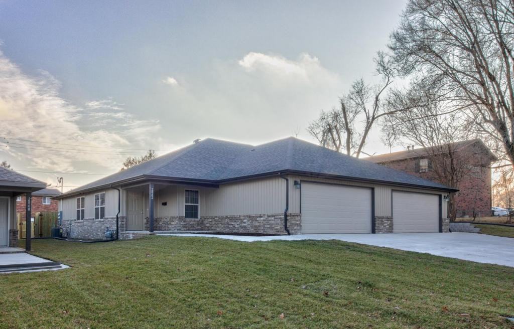 2850 E Stanford St - Photo 2 of 17