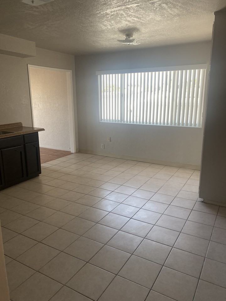 1308 E Oaks St - Photo 3 of 17