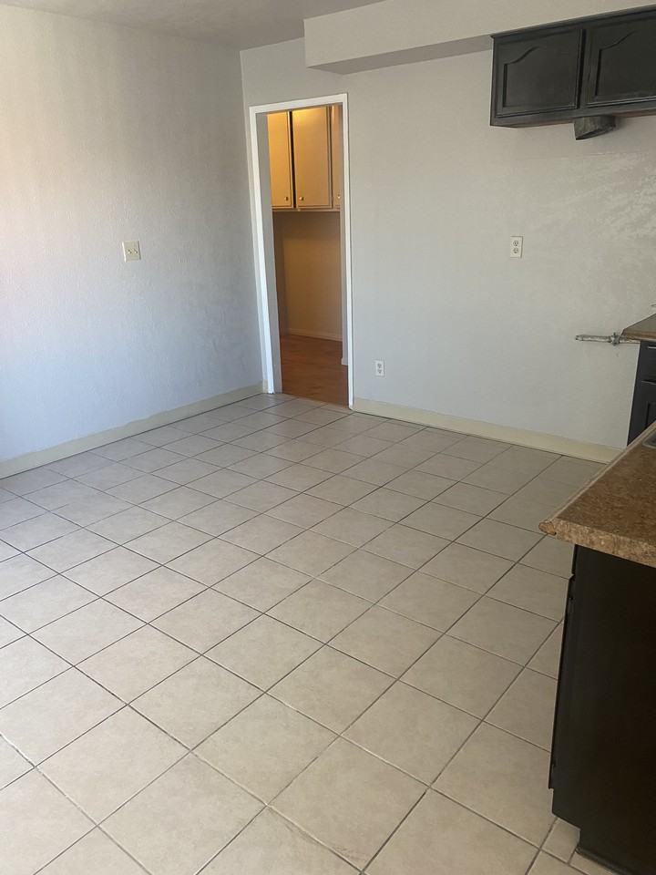 1308 E Oaks St - Photo 2 of 17