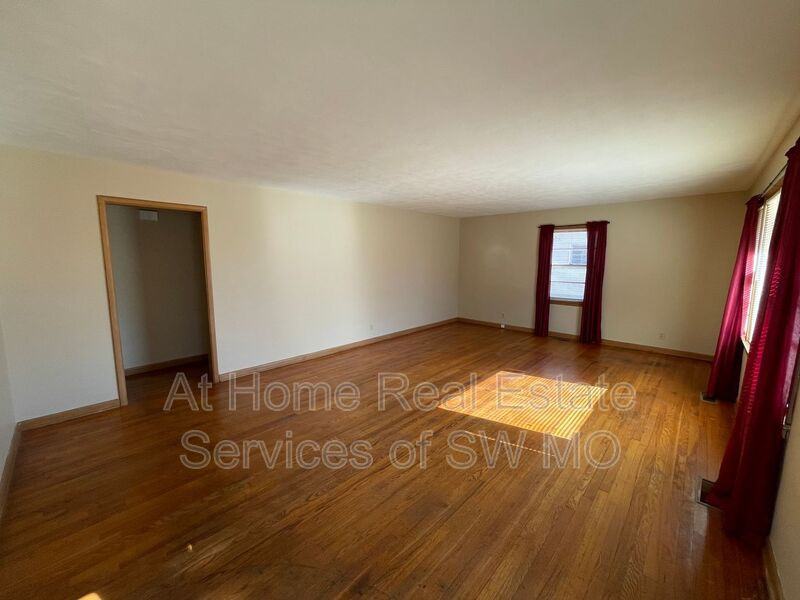 533 W Crestview St - Photo 2 of 11