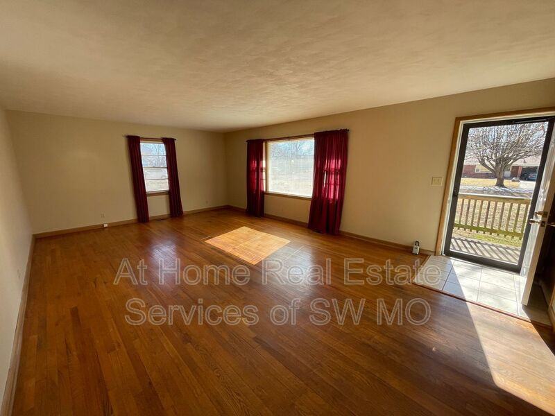 533 W Crestview St - Photo 3 of 11