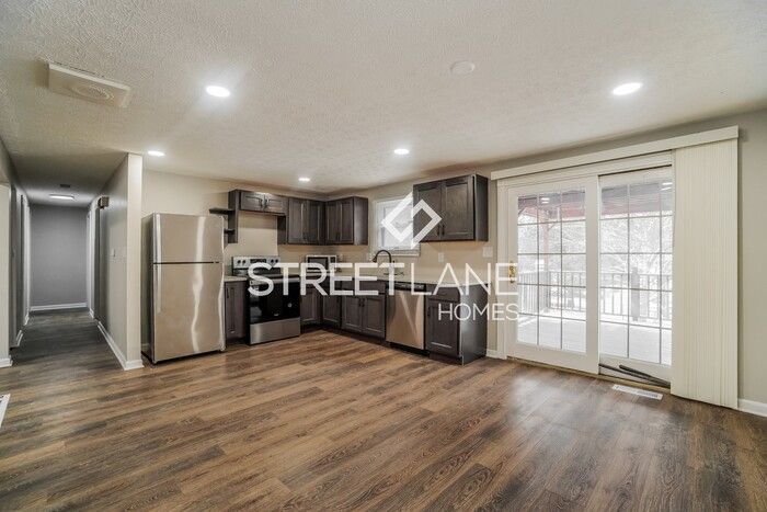 2055 Drumlin Dr - Photo 3 of 15