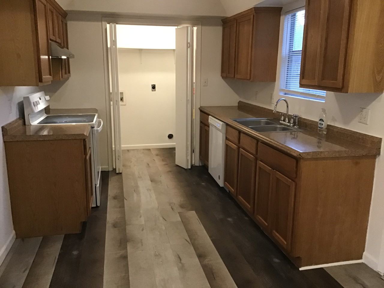 140 Lake L Dr - Photo 2 of 17