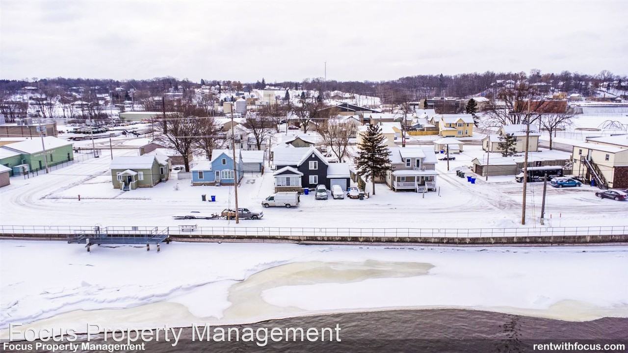 211 Oak St. - Photo 3 of 10