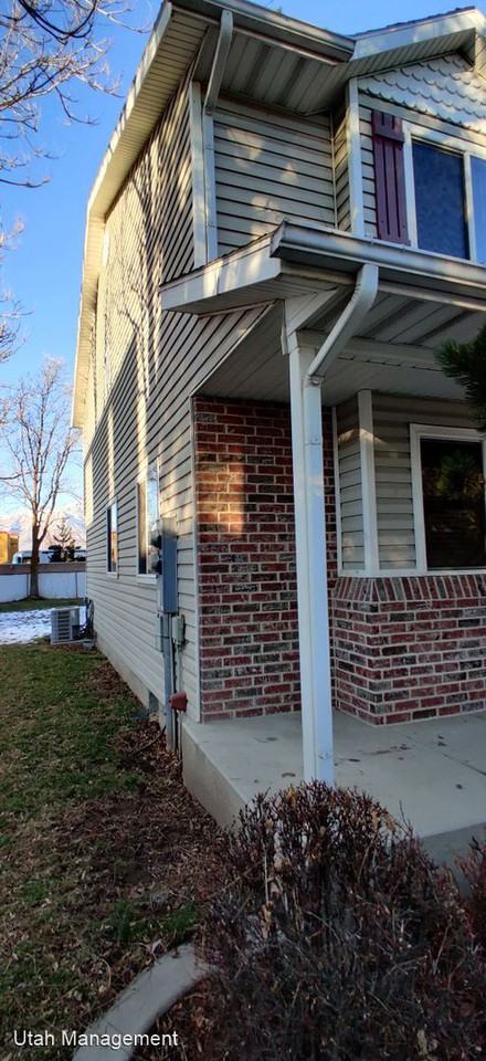 218 13th St - Photo 2 of 19