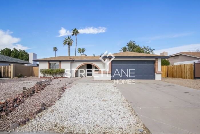 7426 W Jenan Dr - Photo 2 of 15