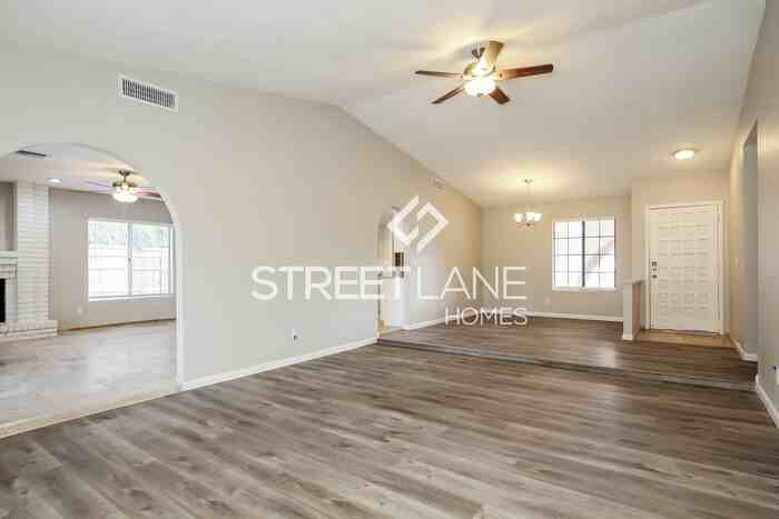 7426 W Jenan Dr - Photo 3 of 15