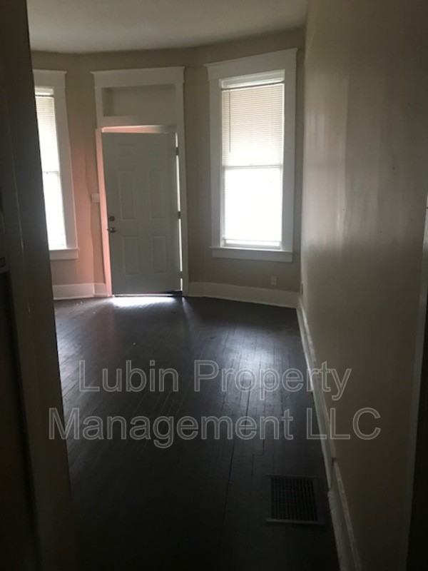 669 N Willett St - Photo 2 of 5