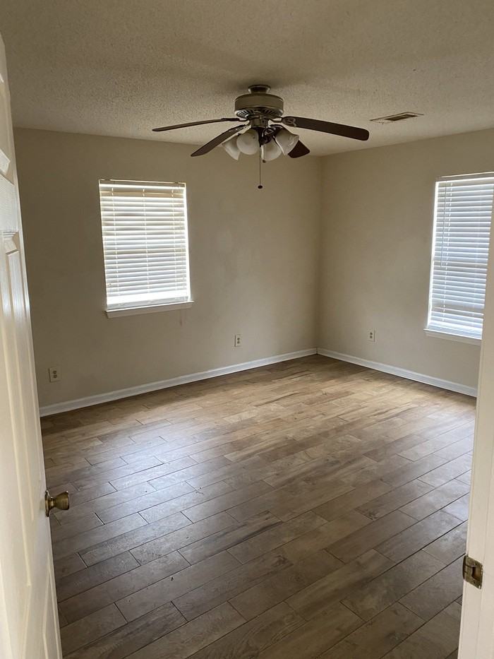 205 Hibiscus St - Photo 3 of 10