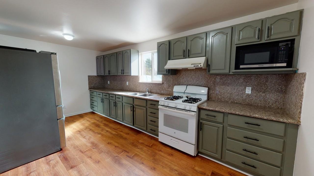 2202 Coolidge Ave - Photo 2 of 15