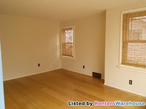 906 Young St - Photo 2 of 12