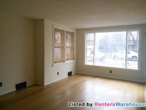 906 Young St - Photo 3 of 12