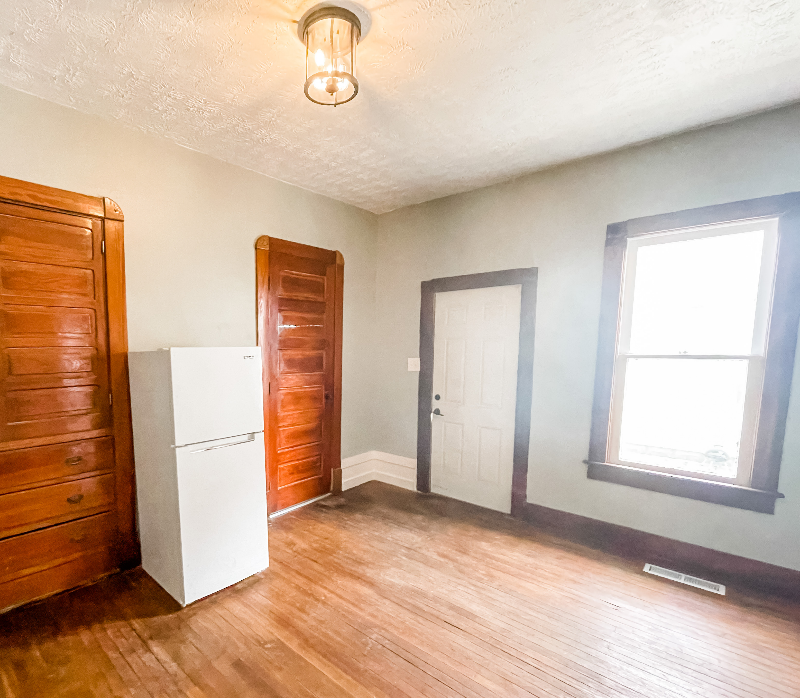 418 E Main St - Photo 4 of 6