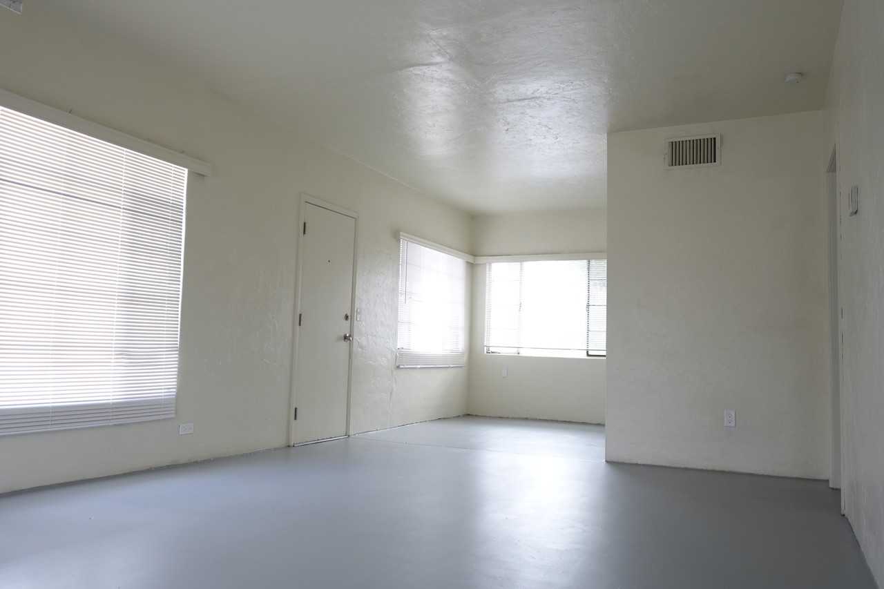 1308 E Blacklidge Dr - Photo 3 of 9