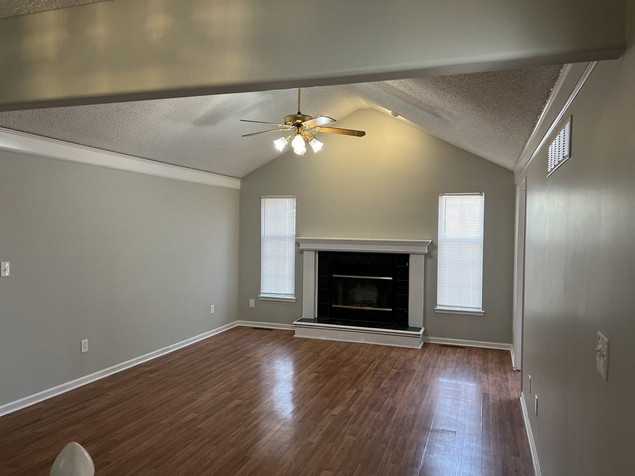 529 Ne Wood Ct - Photo 3 of 25