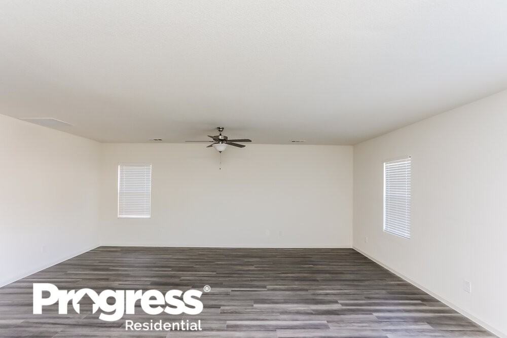 1621 Braeburn Ln - Photo 3 of 16