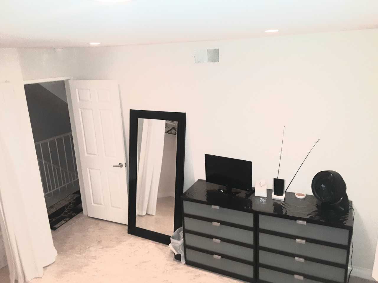 1040 North Gardner Street #6 - Photo 5 of 30