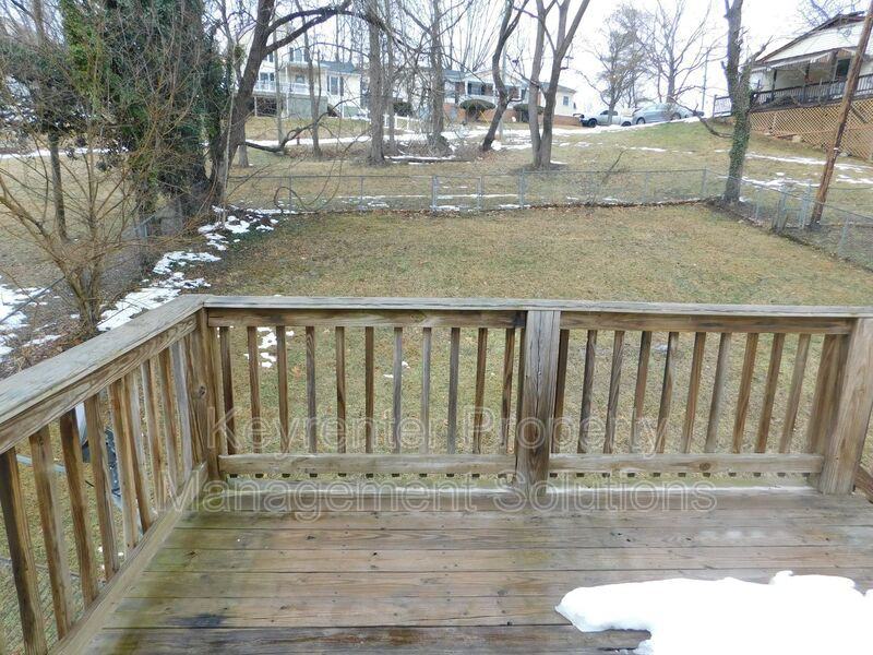 811 E Beverley St #B - Photo 3 of 32