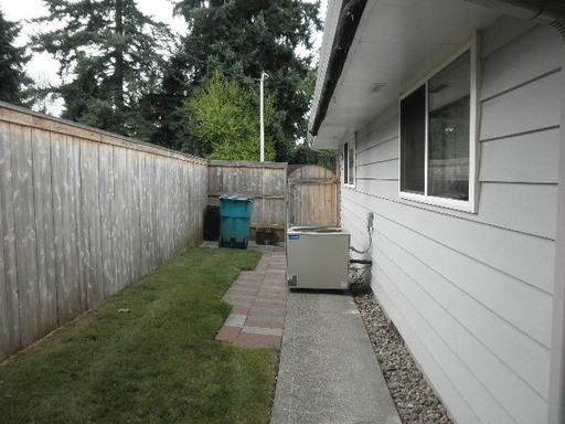 617 NE 107th St - Photo 3 of 27