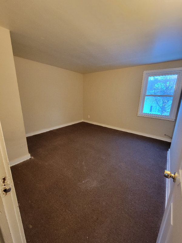 72 Commodore Ave - Photo 3 of 5