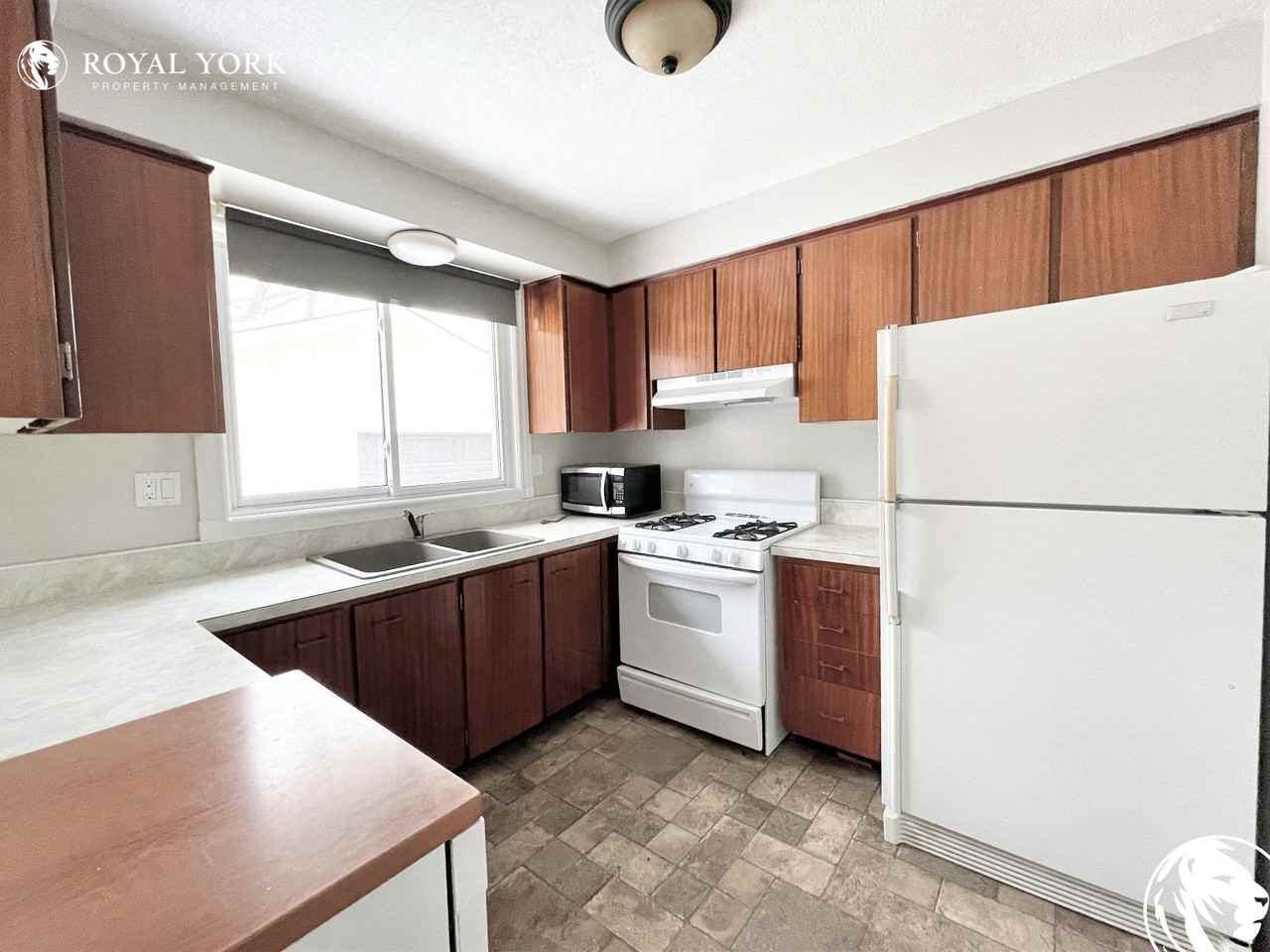 2411 Grenallen Dr - Photo 3 of 27