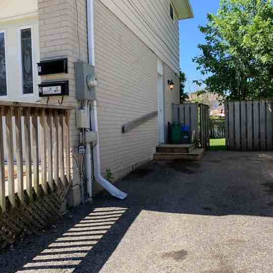 75 Chaucer Crescent - Photo 2 of 10