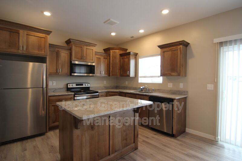 655 Ruby Cir #302 - Photo 6 of 16