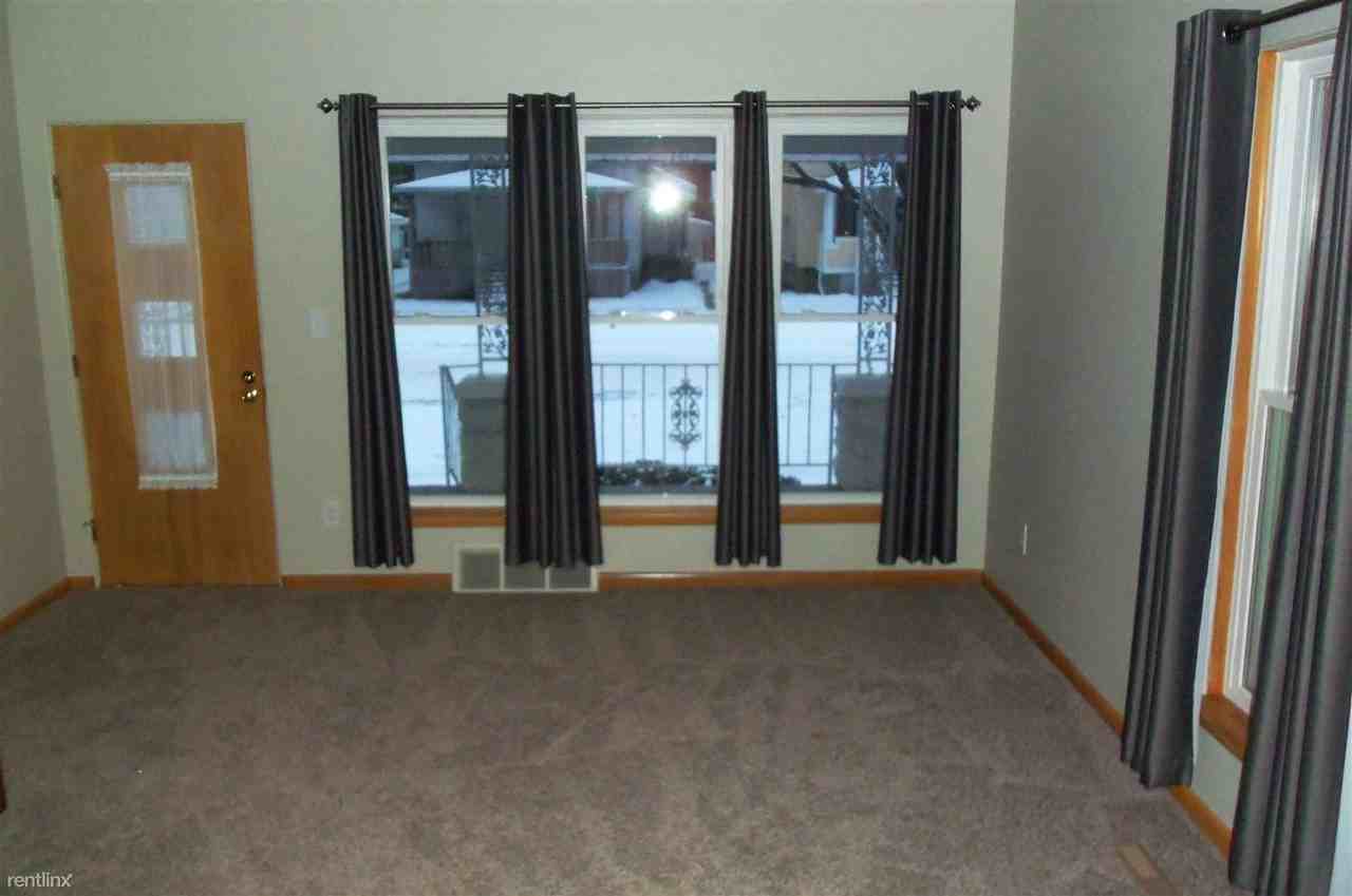 203 Raymond St - Photo 3 of 11