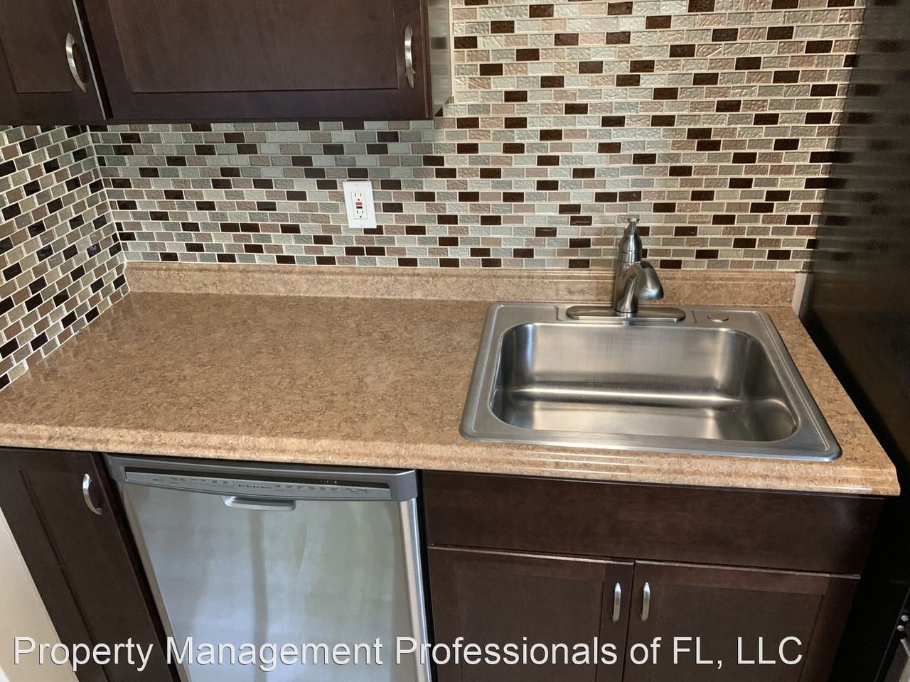 633 42nd Ave Ne - Photo 3 of 8