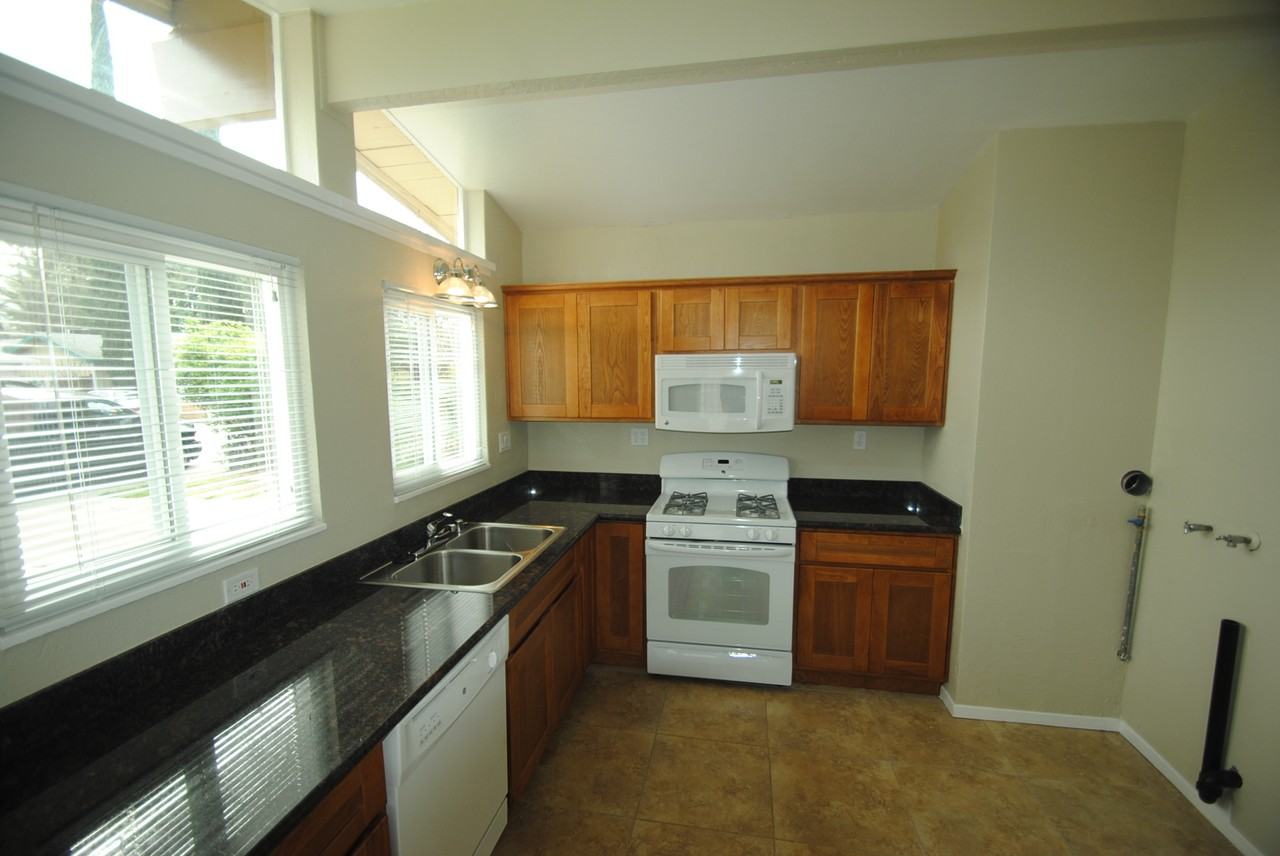 604 Mayfair Dr - Photo 3 of 9