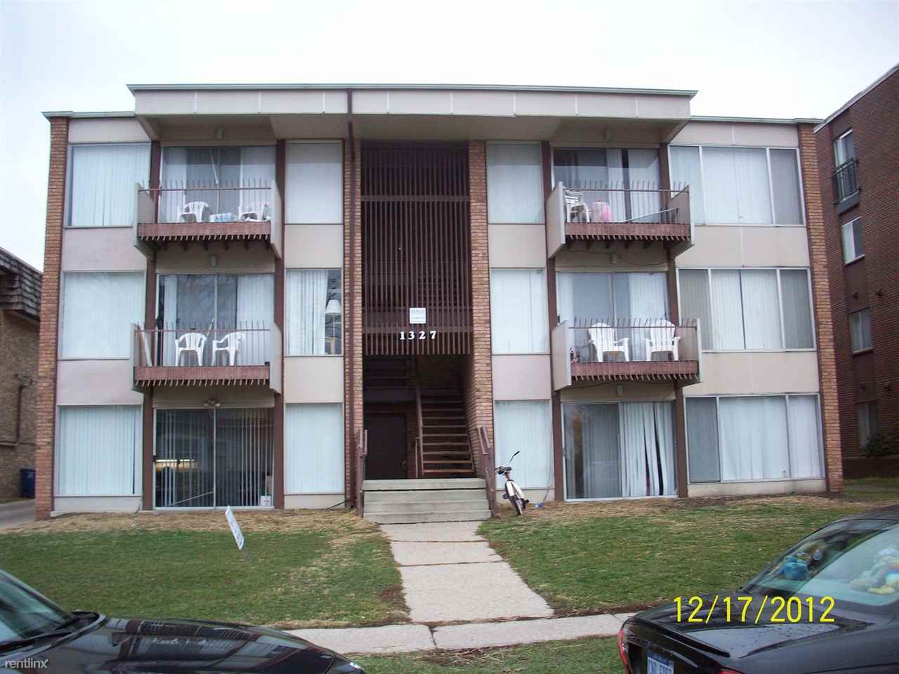 1327 Wilmot St - Photo 2 of 12