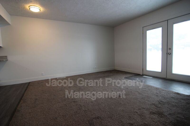 1474 Falcon Dr - Photo 3 of 12