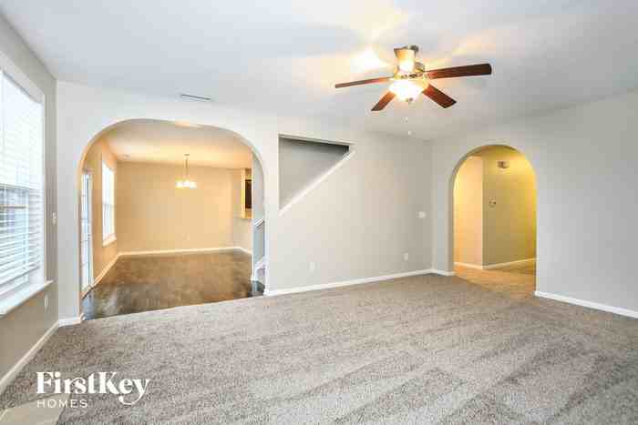 4032 Poplar Dr - Photo 3 of 15