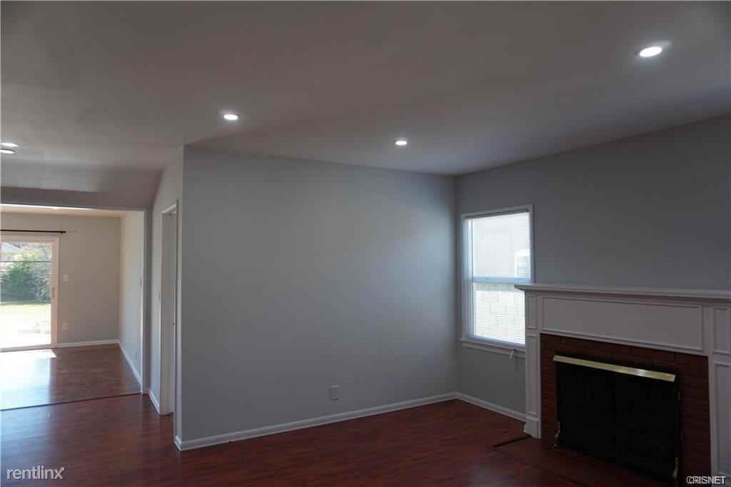 12634 Hart St - Photo 2 of 10