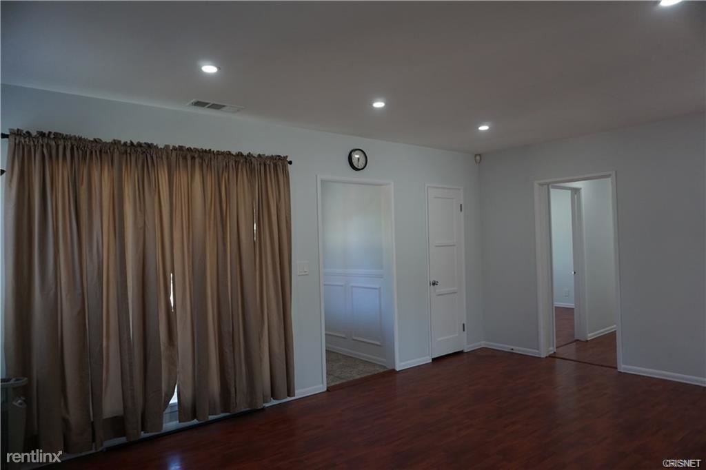 12634 Hart St - Photo 3 of 10