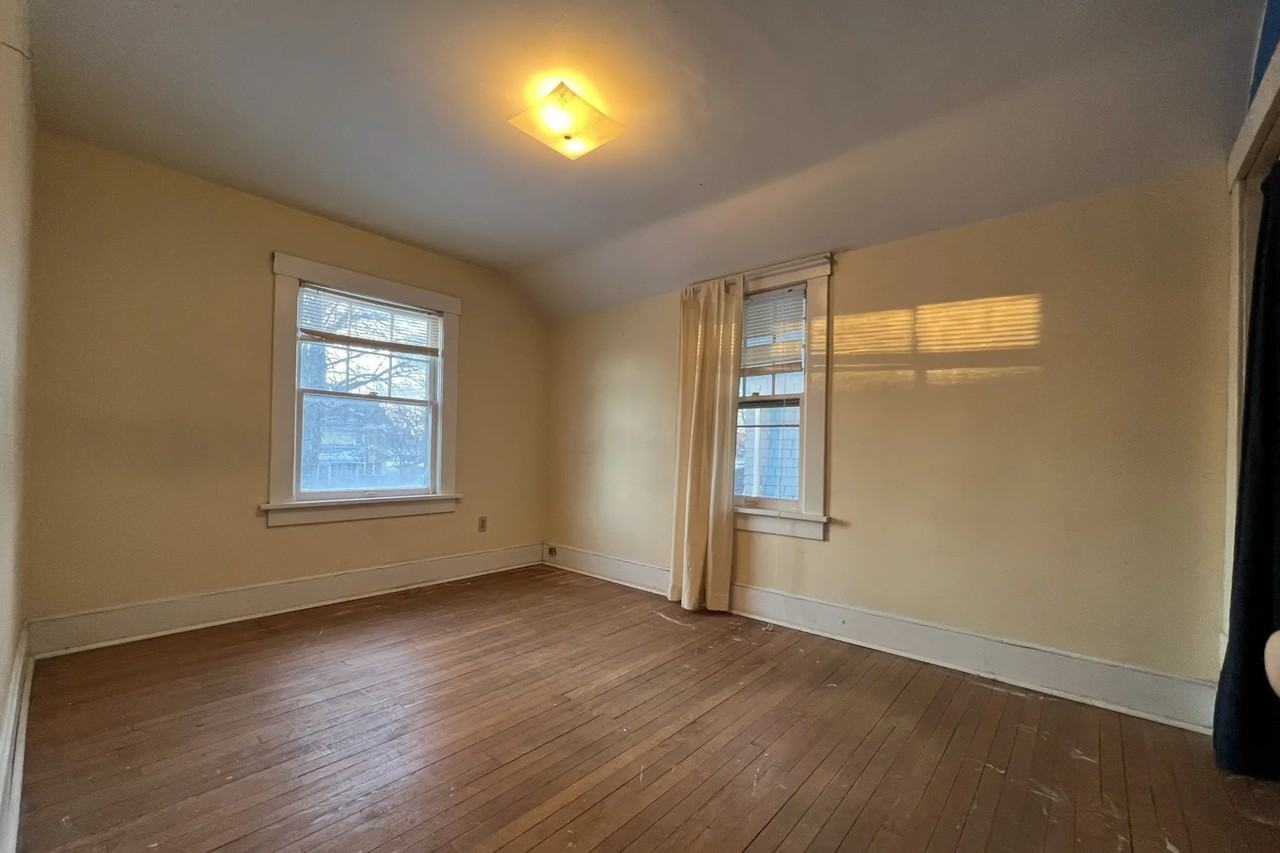 1515 E 9th St - Photo 2 of 6