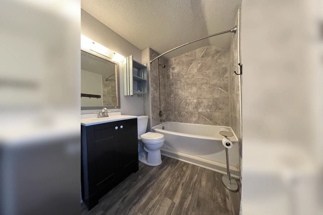1515 E 9th St - Photo 3 of 6