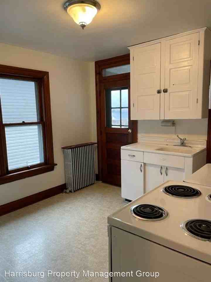 606 Center St - Photo 3 of 9