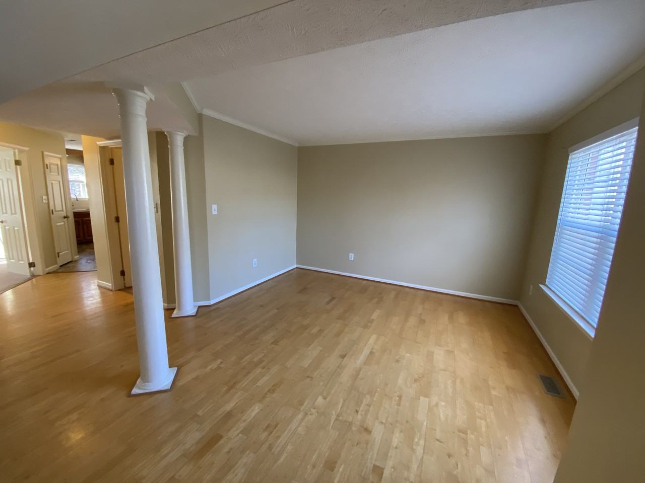 105 Trafalgar Ct - Photo 4 of 40