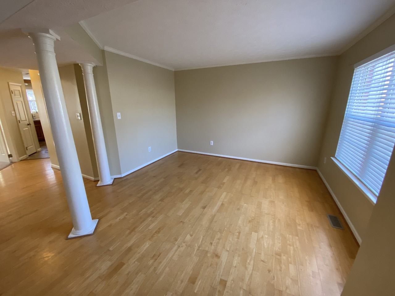 105 Trafalgar Ct - Photo 7 of 40