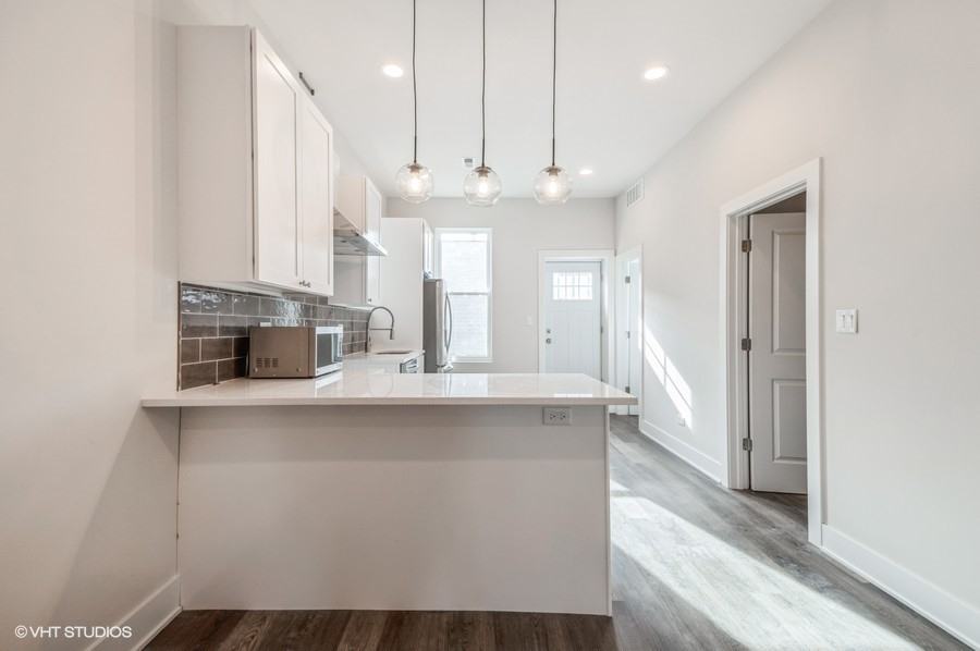 853 W ADDISON - Photo 2 of 14