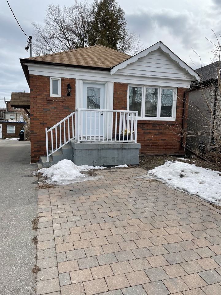 Weston Rd & Cayuga Ave