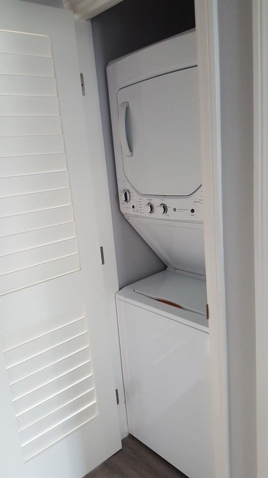 245 W Stocker St #D - Photo 5 of 11