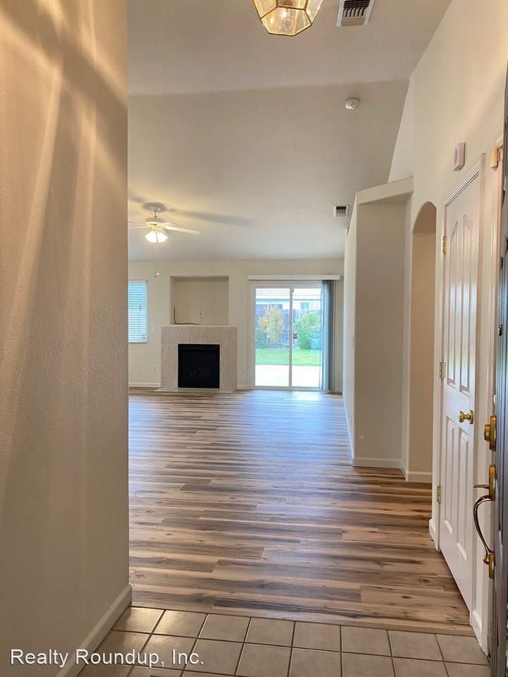 6312 Livorno Way - Photo 2 of 34