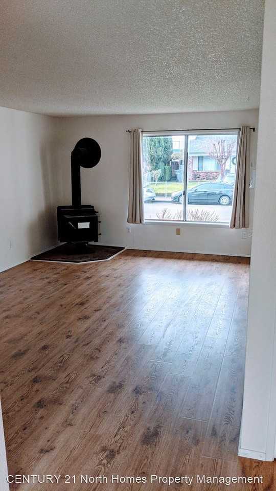 1702 C St SE - Photo 2 of 23